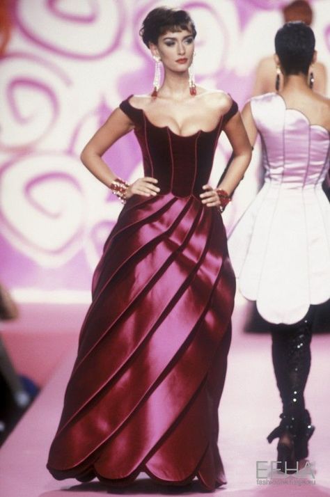 #Valentino #Fall1991Couture #Fashionshow #Supermodels90s Vintage Runway Fashion, Valentino Runway, Valentino Gowns, 90s Runway Fashion, Valentino Haute Couture, Runway Fashion Couture, Valentino Couture, Modern Vintage Fashion, Runway Dresses