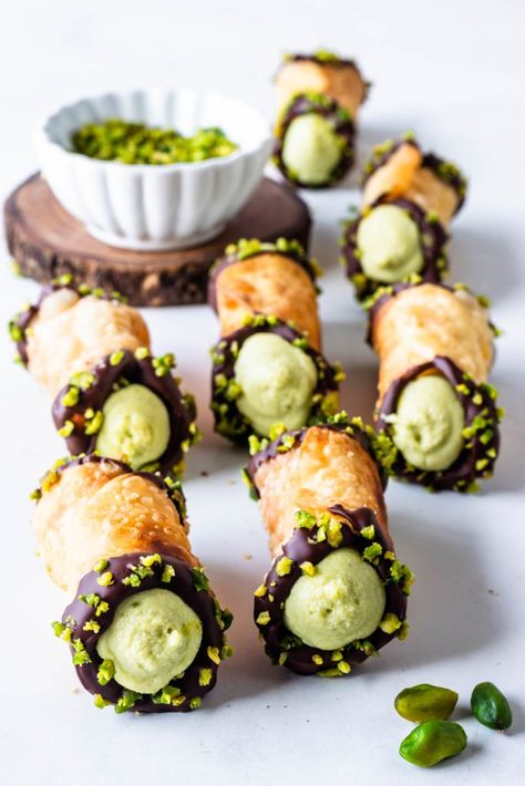 Cannoli Pistachio, Cultural Desserts, Pistachio Cannoli, Cannoli Recipe Easy, Fancy Pastry, Cannoli Recipes, Forest Food, Cannoli Siciliani, Cannoli Filling