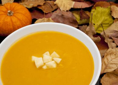 This super simple recipe will have your guests asking for more and convince them that you truly are a chef! Banana Squash is loaded with Vitamins A & C Banana Squash, Squash And Apple Soup, Squash Apple Soup, Pumpkin Soup Easy, Butternut Squash Apple Soup, Butternut Squash Apple, Apple Recipes Healthy, Fall Apple Recipes, Creamy Butternut Squash