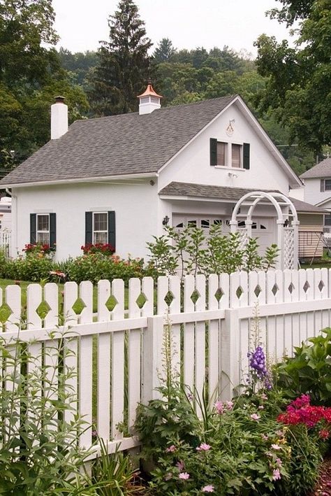 the white picket fence | gardenista Casa In Pallet, Garage Redo, Garden Fences, Country Fences, Small Fence, Fence Designs, Living Fence, Front Fence, White Fence