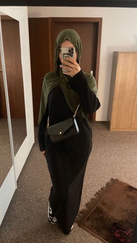 How To Style A Hijab, Olive Green Hijab Outfit, Hijabi Jersey Outfit, Green Hijabi Outfits, Jersey Hijab Outfit, Cool Hijab Outfit, Dress Outfits Hijab, Green Dress Hijab, Dunk Panda Outfit