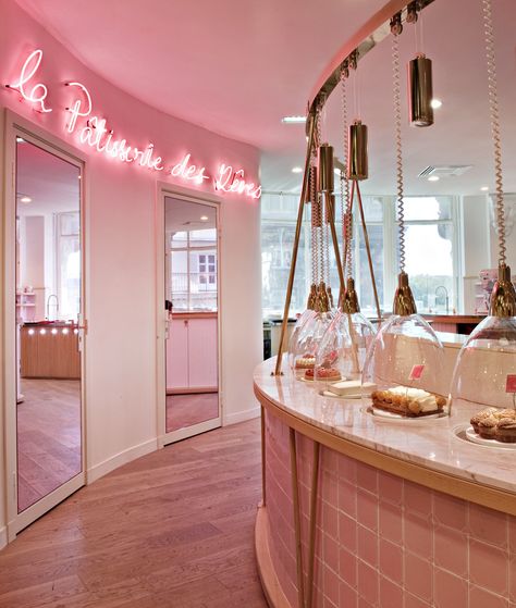 LES ATELIERS DE LA PÂTISSERIE DES RÊVES Patisserie Design, Pink Cafe, Bakery Interior, Design Café, Bakery Shop, Boutique Interior, Cafe Interior Design, Pastry Shop, Plywood Furniture