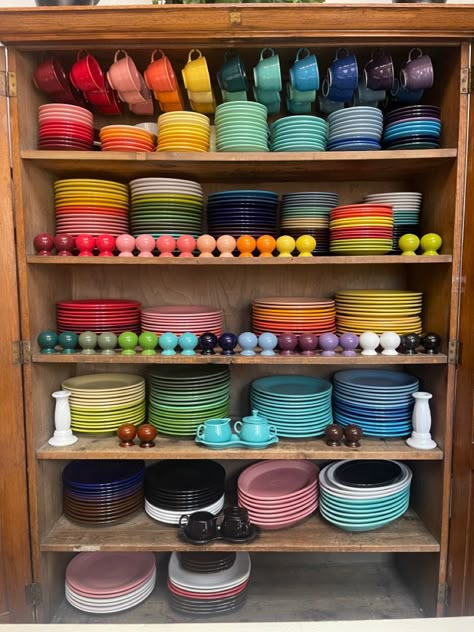 Fiesta Ware Display, Glass Collection Display, Fiestaware Color Combinations, Fiestaware Display, Colorful Kitchenware, Fiestaware Kitchen, Fiesta Ware Colors, Fiesta Ware Dishes, Dinnerware Display