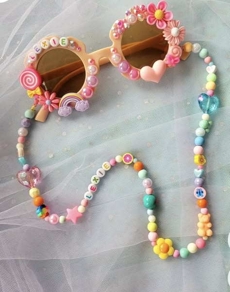 Beaded Jewelry For Kids, Necklaces Diy Ideas, Sunglasses Chains, Diy Sunglasses, Jewelry Shop Display, Flower Hearts, Colorful Sunglasses, Beaded Sunglasses, Anting Manik