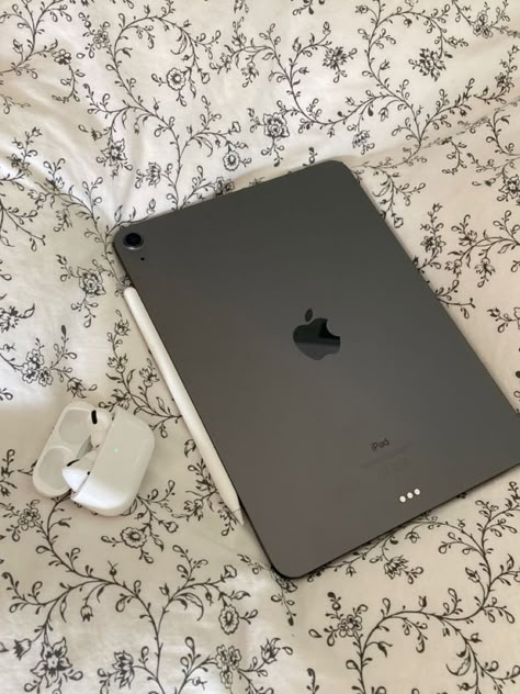 Ipad Air And Apple Pencil, Apple Tablet Aesthetic, Ipad Air Space Grey Aesthetic, Ipad And Apple Pencil Aesthetic, Ipad Air Space Grey, Apple Pencil Aesthetic, Ipad Air 5 Aesthetic, Ipad Space Grey, Ipad Air Aesthetic