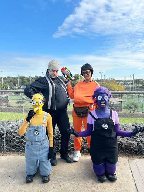 Despicable Me Halloween Costume, Luigi Halloween Costume, Funny Group Costumes, Despicable Me Costume, Minion Halloween, Funny Couple Halloween Costumes, Minion Costumes, Cute Group Halloween Costumes, Classy Halloween Costumes