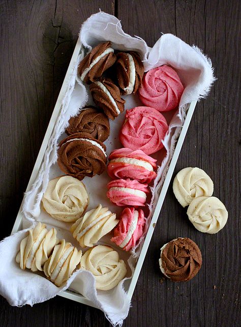 sweet treats Macaroons, Rose Spritz, Spritz Cookie Recipe, Kue Macaroon, I Am Baker, Spritz Cookies, Christmas Cookie Exchange, Dinner Dates, Sweet Cookies