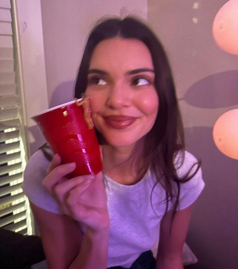 Kendall Jenner Funny, Kylie Jenner Lashes, Kendall Jenner Icons, Kendall Jenner Makeup, Ariana Grande Songs, You're So Pretty, Kylie Jenner Style, Red Cups, Jenner Style