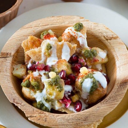 Dahi Bhalla / Dahi vada chaat recipe in Hindi Papdi Chaat Photography, Chaat Photography, Delhi Chaat, Recipes For Iftar, Recipes For Sweets, Aloo Tikki Recipe, Ramadan Recipes Iftar, Dahi Vada, Desi Street Food