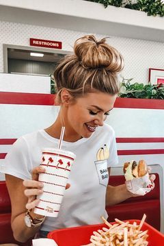 Messy Bun: Video-Anleitung für Fortgeschrittene | GALA.de Beauty, Instagram, Hair, Beauty And Fashion, Messy Bun, Food Lover, Beautiful Hair, Twist