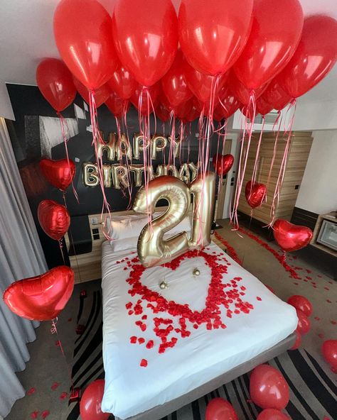 Birthday ideas? Beautiful hotel balloons for her✨ Made ready from office and positioned straight to your room. All done before your arrival 🎈🎉 Arrange a surprise setup for your loved with us in less than 5 minutes. Simple steps to book 👇 ➡️ DM us ➡️ Note where you’ll be staying ➡️ Attach an image of the what you’re after ➡️ Leave the rest with us We work across London and outside surrounding areas📍 Next day delivery available 🎉 Hotels are all tagged on posts 🪄 • • #hoteldecor #... Boyfriend Welcome Home Ideas, Boyfriend Birthday Ideas Surprise Room Simple Decor, Birthday Room Ideas, Decorated Hotel Room For Birthday, Decorated Hotel Room, Birthday Ideas For Girlfriend, Birthday Room Surprise, Room Surprise, Romantic Room Surprise