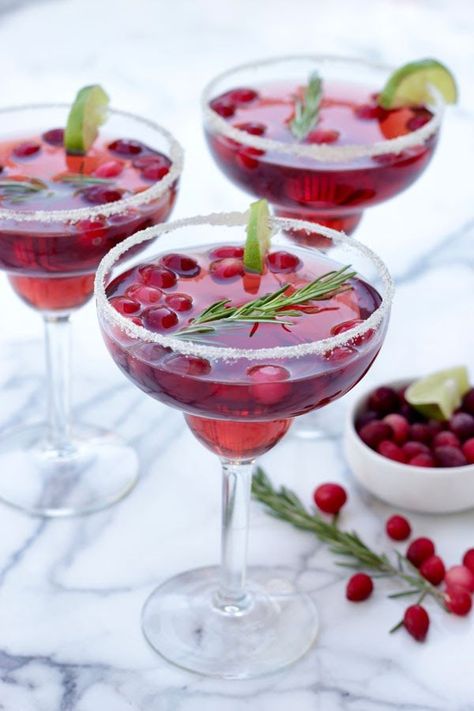 Margarita Mocktail Recipe, Cranberry Margaritas, Holiday Margaritas, Christmas Brunch Menu, Margarita Mocktail, Christmas Drinks Alcohol Recipes, Cranberry Margarita, Cranberry Cocktail, Cocktail And Mocktail