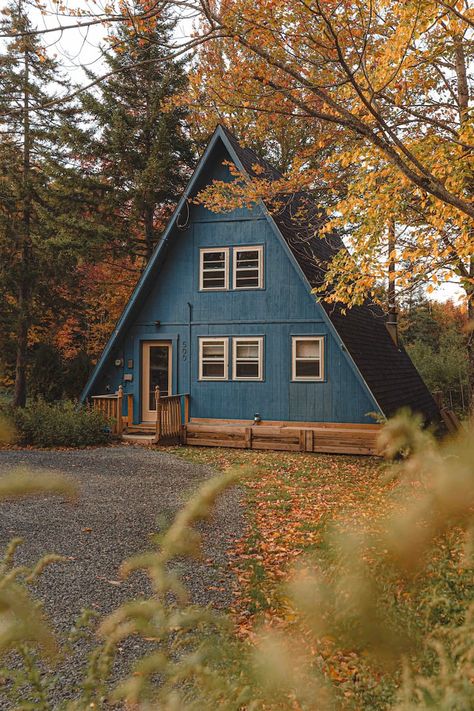 Tiny A Frame Cabin, Triangle House, Ecological House, Tree House Plans, Cabin Aesthetic, Cozy Homes, Frame Cabin, Mountains Travel, Vacation Cabin