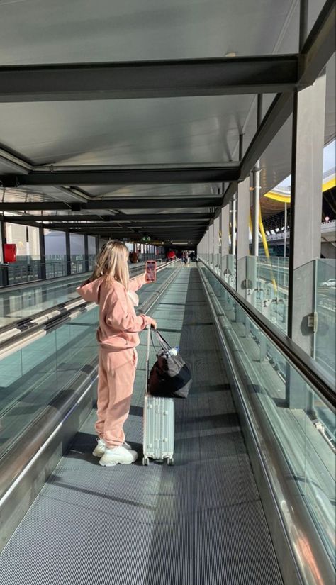 Oversize Hoodie Aesthetic, Airport Photos Instagram, Airport Instagram Pictures, Aesthetic Airport Pictures, Airport Vibes, Plane Outfit, Unique Travel Gifts, Airport Pictures, Airport Aesthetic