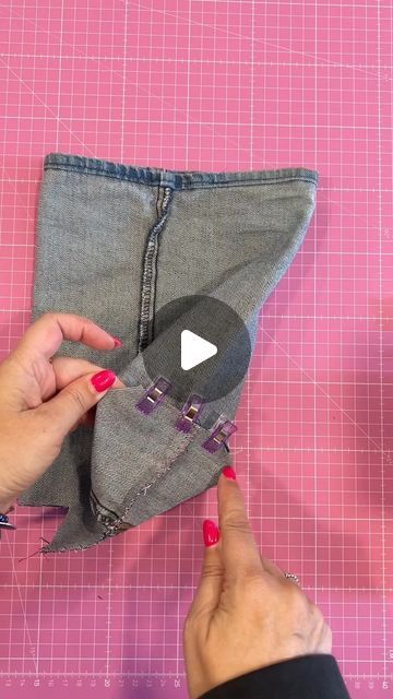 What To Make Out Of Old Jeans, Jean Upcycle Diy, Denim Diy Upcycling, Patron Cube, Jeans Diy Upcycle, Jeans Bag Diy, Denim Jeans Diy, Jean Upcycle, Diy Jeans Crafts