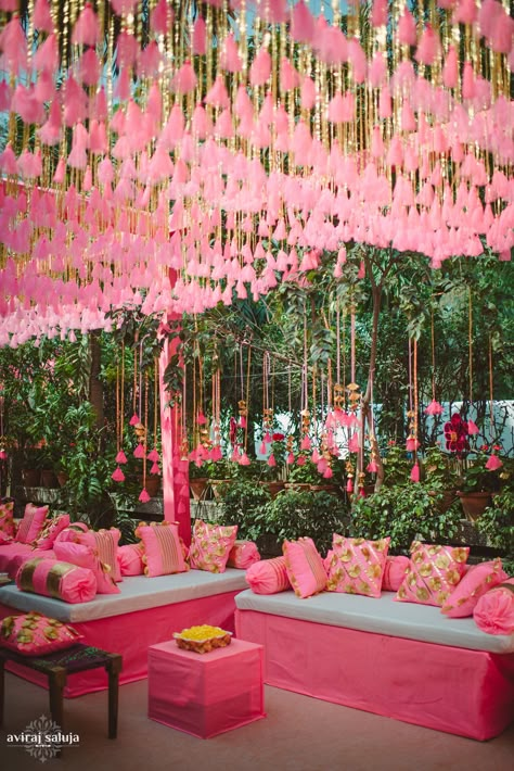 A beautiful mehendi setup. We love the pink and gold combination ❤ Bar Deco, Mehendi Decor Ideas, Marriage Decoration, Desi Wedding Decor, Beautiful Wedding Decorations, Mehndi Decor, Exquisite Decor, Boda Mexicana, Funky Decor