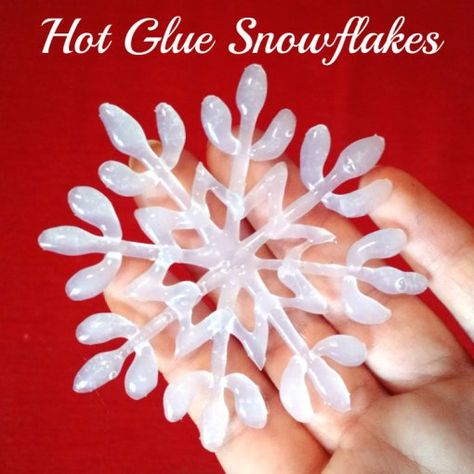 Decorate your windows for Christmas with this very easy tutorial for Hot Glue Snowflakes. You only need a hot glue gun, wax paper and your imagination to make these lovely window clings or Christmas tree ornaments! – Little Craft Corner Hot Glue Snowflakes, Glue Snowflakes, Crafts With Hot Glue, Hot Glue Art, Jul Diy, Diy Glue, Glue Art, Snowflake Craft, Diy Christmas Ornaments Easy