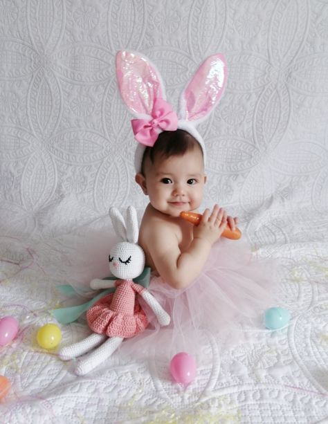 😍 Easter Baby Photoshoot 6 Months, Infant Easter Photo Ideas, At Home Easter Photoshoot Baby, Easter Baby Photoshoot Ideas, Baby Easter Photo Shoot, Easter Milestone Pictures, Easter Pictures For Babies, Month Baby Picture Ideas, First Easter Photoshoot