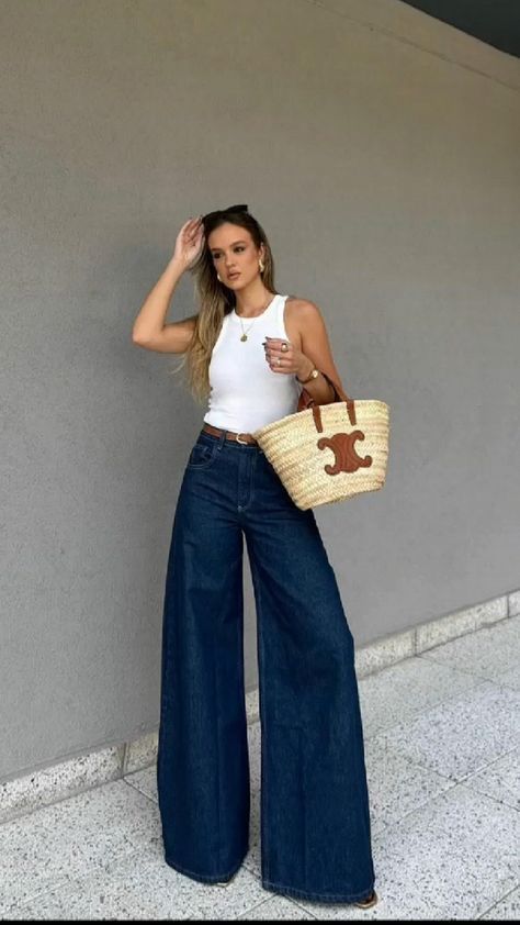 Wide Leg Outfits, Bored Drawing, Wide Leg Jeans Outfits, Patch Pocket Jeans, Wide Leg Outfit, Women Street Style, Flare Jeans Outfit, Wide Leg Jeans Outfit, France Outfits