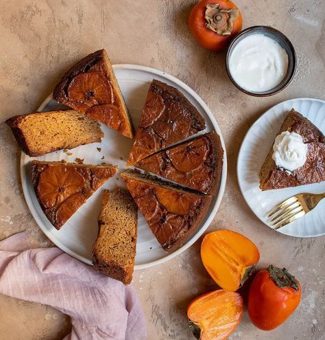 Persimmon Cake, Winter Desserts, Upside Down Cake, Round Cake Pans, Round Cakes, Cake Toppings, Cake Batter, Persimmon, Homemade Cakes