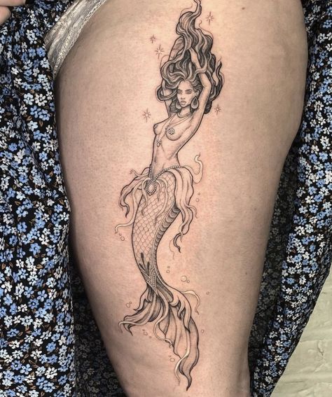 Siren Mermaid Tattoos, Mermaid Sleeve Tattoos, Siren Tattoo, Fantasy Tattoo, Mermaid Tattoo Designs, Dragon Tattoo Ideas, Hand And Finger Tattoos, Animal Tattoo Ideas, Laura May