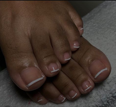 French Pedicure Short Toenails, Natural French Tip Pedicure, Short French Tip Pedicure, Gel Pedicure French Tip, Gel Toes French Tip, Short French Pedicure, French Tip Nails Toes Simple, French Tip Toes Without Acrylic, Regular Polish Pedicure