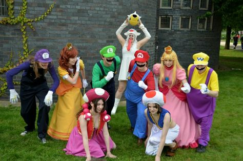 Big Group Halloween Costumes, Super Mario Bros Costumes, Mario Bros Costume, Mario Halloween Costumes, Halloween Costume Game, Super Mario Costumes, Mario Cosplay, Family Halloween Costume, Mario Costume