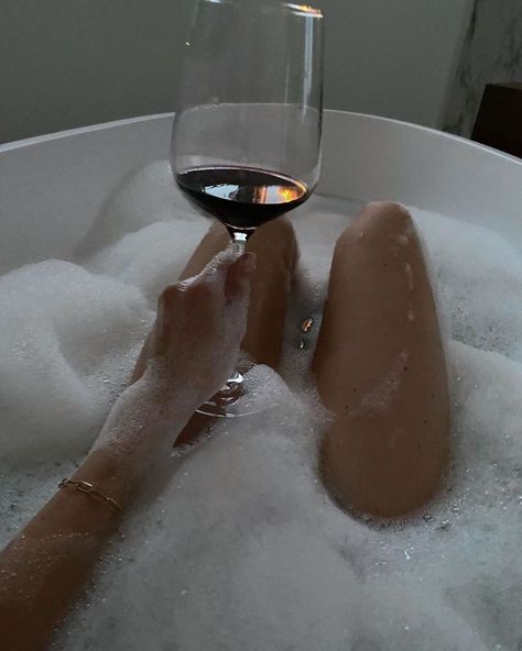 (2) Accueil / Twitter Couple Bathtub Aesthetic, Wine Bath, Bathtub Pictures, Bathtub Aesthetic, Bath Pictures, Aesthetic Bath, Bath Aesthetic, Cozy Evening, Summer Wines