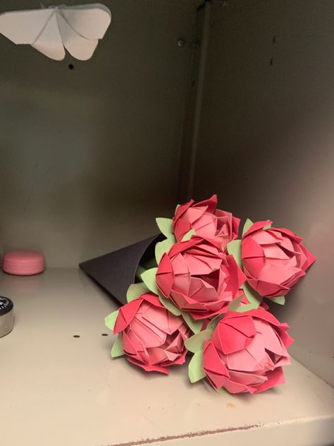 Paper Flower Bouquet Aesthetic, Birthday Locker Ideas, Paper Flowers Aesthetic, Birthday Gifts Aesthetic, Birthday Gift Bouquet, Paper Flowers Bouquet, Paper Origami Flowers, Paper Folding Crafts, School Locker