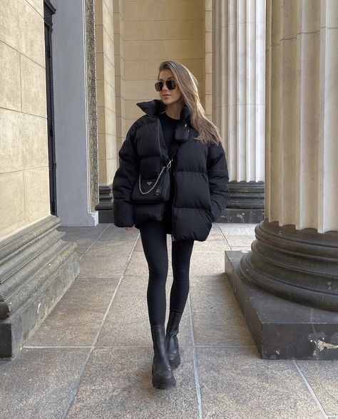 Outfit inspo trend neutral Parisian minimalist minimal street wear winter ideas La Winter Outfits Casual, Nyc Street Fashion Winter, Mode Monochrome, Mode Gossip Girl, Winter Fashion Outfits Casual, Snow Outfit, Cold Outfits, Looks Street Style, Mode Inspo