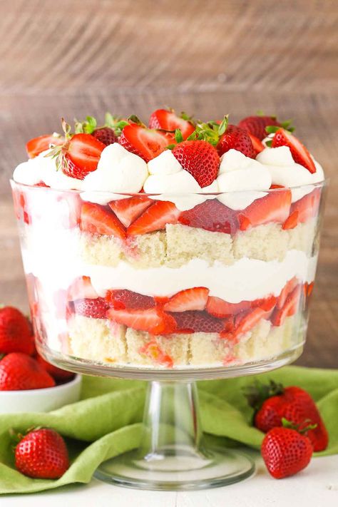 Strawberry Shortcake Trifle Recipe - Easy Summer Dessert! Shortcake Trifle, Trifle Recipes Easy, Strawberry Shortcake Trifle, Mousse Au Chocolat Torte, Easy Strawberry Desserts, Easy Strawberry Shortcake, Strawberry Trifle, Moist Vanilla Cake, Princess Pinky Girl