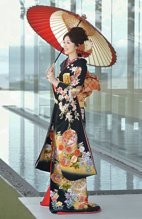 Beautiful furisode Wedding Kimono, Moda Kimono, Furisode Kimono, Traditional Japanese Kimono, Kimono Japan, Mode Kimono, Japanese Wedding, Yukata Kimono, Kimono Yukata