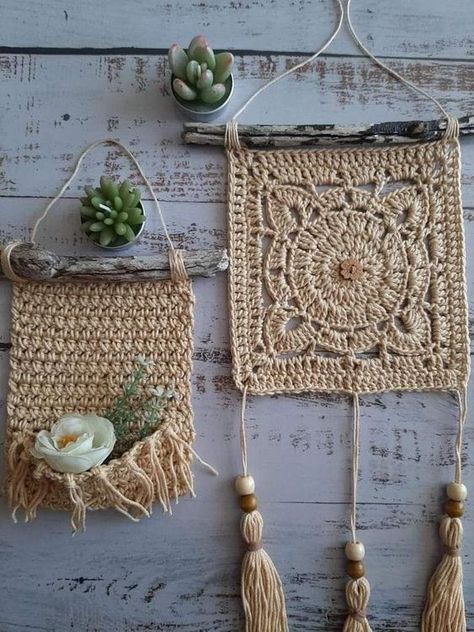 Crochet Boho Wall Hanging- Video And Ideas Crochet Wall Art, Crochet Dreamcatcher, Crochet Wall Hangings, Crochet Decoration, Crochet Home Decor, Macrame Patterns Tutorials, Boho Wall Hanging, Boho Crochet, Love Crochet