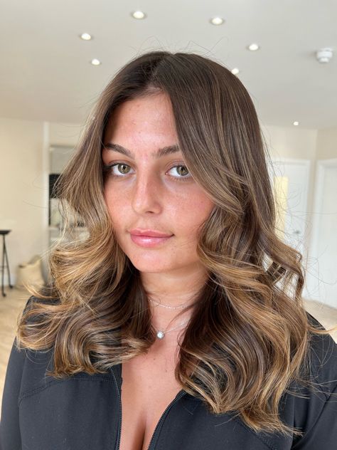 Brunette balayage, hair inspiration, face framing layers, bangs, caramel balayage Cinder Toffee Brunette, Face Framing Layers Brunette, Brunette Balayge, Toffee Balayage, Layers Brunette, Caramel Bronde, Carmel Balayage, Bouncy Blowout, Bronde Balayage