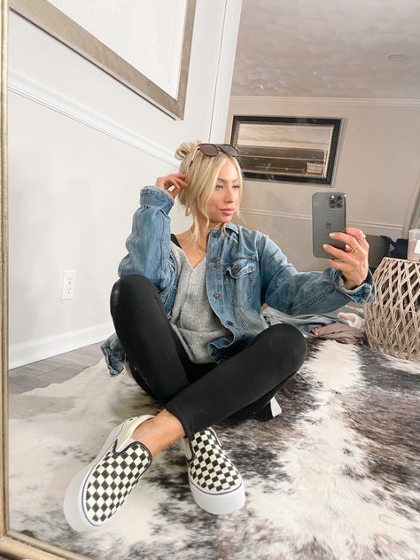 Casual Vans Outfit Winter, Work Vans Outfit, Checkard Vans Outfit, Black And White Checkered Vans Outfit, Vans Checkered Outfit, Checked Vans Outfit, White Platform Vans Outfit, Black Platform Vans Outfit, Black Checkered Vans Outfit