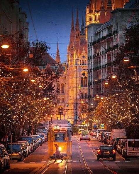 World Pictures, Budapest Hungary, Holiday Lights, Best Vacations, Wonderful Places, Beautiful Destinations, Architecture Photography, Super Cars, Budapest