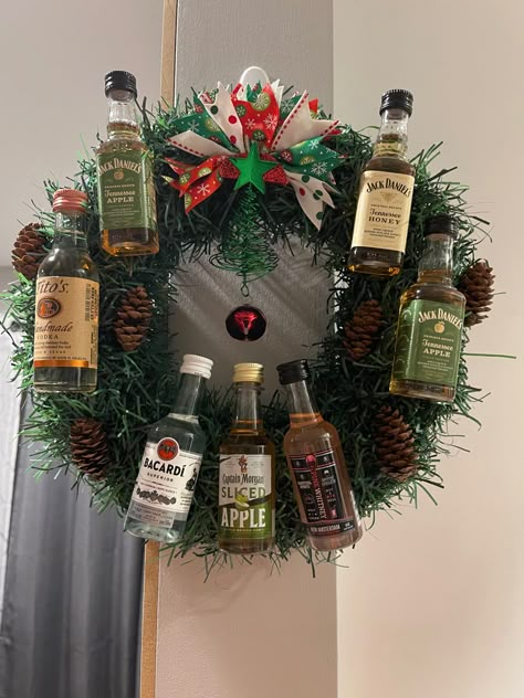 Mini Alcohol Christmas Tree, Mini Liquor Bottle Christmas Tree, Diy Christmas Gifts Alcohol, Liquor Store Christmas Decorations, Christmas Liquor Bottle Crafts, Mini Drink Gift Ideas, Alcohol Christmas Tree, Alcoholic Christmas Gifts, Liquor Ornaments