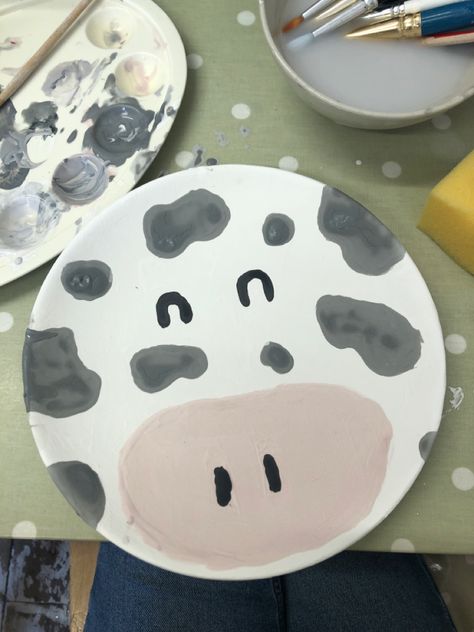 Ceramic Cow Plate, Cow Pottery Painting Ideas, Ceramic Painting Animals, Western Pottery Painting Ideas, Cow Pottery Painting, Color Me Mine Ideas Plates, Clay Cafe Painting Ideas, Pottery Plate Painting Ideas, Cow Pottery