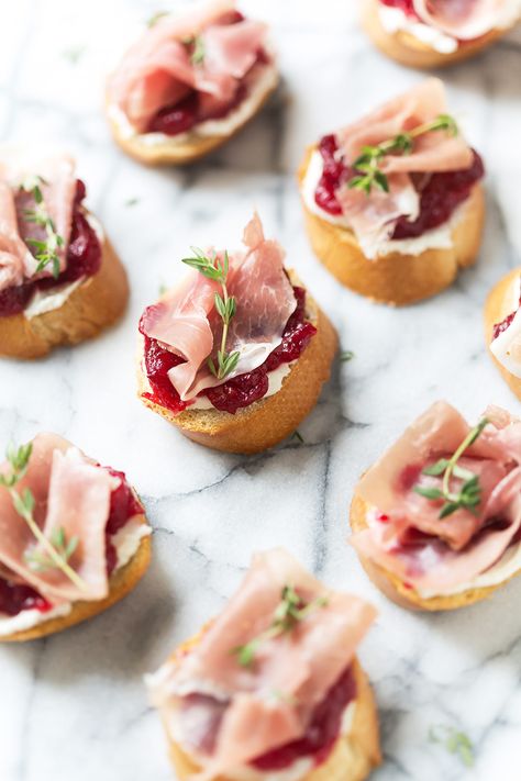 Cranberry and Prosciutto Crostini - Thanksgiving Appetizer Idea Prosciutto Crostini, Catering Inspiration, Brie And Cranberry, Cheesy Bites, Ball Food, Bread Crackers, Tasty Appetizers, Cheese Table, Thanksgiving Appetizer