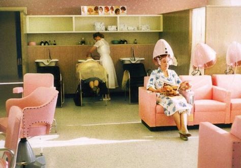 Inside Vintage Beauty Salons From the 1950s and 1960s ~ Vintage Everyday 50s Hair Salon, Vintage Hairdresser, Hair Dryer Chair, Salon Pics, Vintage Beauty Salon, Pink Salon, Vintage Hair Salons, Hair Salon Chairs, Hairdresser Salon