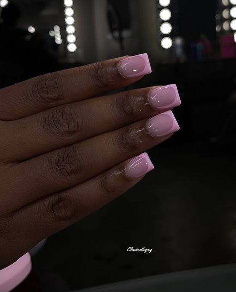 Purple Acrylic Short Nails, French Tip Acrylic Nails With Color, Dior Slides Outfit Black Women, Short Nails On Black Women, Short Nails Ideas Black Women, Short Nail Ideas Black Women, Over Lay Nails, Short Nail Designs Black Women, Short Acrylic Nails Black Women