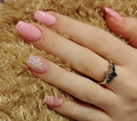 Pink Snow Flakes Nails, Pink And Snowflake Nails, Pink Cristhmas Nails, Pink Christmas Nail Designs Simple, Light Pink Nails With Snowflakes, Pink Winter Nails Snowflakes, Winter Nails Light Pink, Pink Nails With Snowflake Design, Light Pink Snowflake Nails