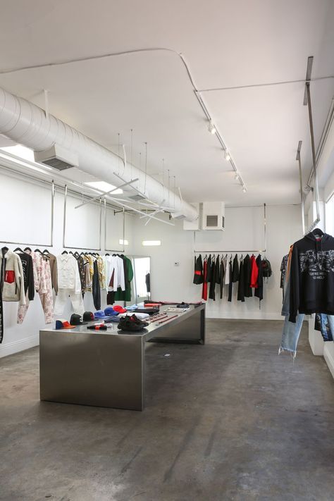 Clothing Store Lighting Ideas, Clothing Office Interior, Cool Store Interiors, Clothing Brand Office Design, Street Wear Store Interior Design, Retail Visual Merchandising Inspiration, Cool Retail Spaces, Streetwear Store Interior Design, Clothing Brand Warehouse