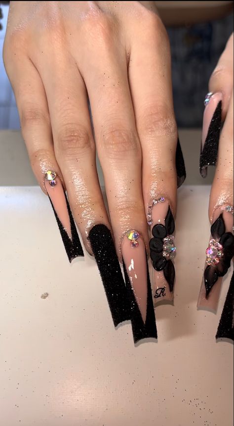 Black Quince Nails, Anniversary Nails Ideas, Nails Ideas Black, Nail Birthday, Red Bottom Nails, Birthday Nail Ideas, Gold Stiletto Nails, Anniversary Nails, Silk Nails