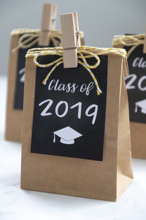 Grad Party Favors, Chalkboard Tags, Graduation Party Gifts, Pola Kotak, Diy Graduation Gifts, Senior Graduation Party, Graduation Party High, Graduation Party Diy, Faking It