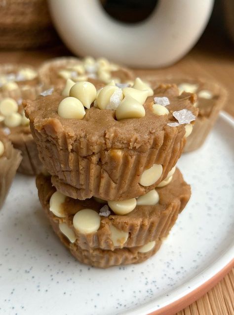 Banana and Peanut Butter White Chocolate Protein Cups Low Calorie Protein Bars, White Chocolate Chips Recipes, Peanut Butter White Chocolate, White Chocolate Desserts, Low Fat Snacks, Gluten Free Sweet Potato, Vegan White Chocolate, Sweet Potato Brownies, Lactation Cookies