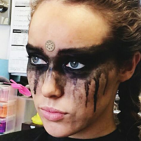 closeup of Lexa's makeup | The 100 Warrior Makeup, Makeup Carnaval, Viking Makeup, Fantasy Make-up, Halloweenský Makeup, Eyeliner Tips, Drag Make-up, Viking Costume, Halloween Men