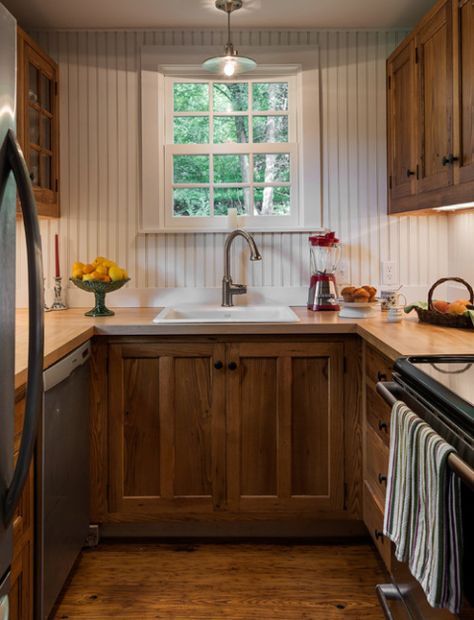 Beadboard Kitchen, Earthy Kitchen, Accent Wall In Kitchen, Kitchen New York, U Shaped Kitchen, Cabin Kitchens, Cottage Kitchens, Ideas Hogar, Cozy Kitchen