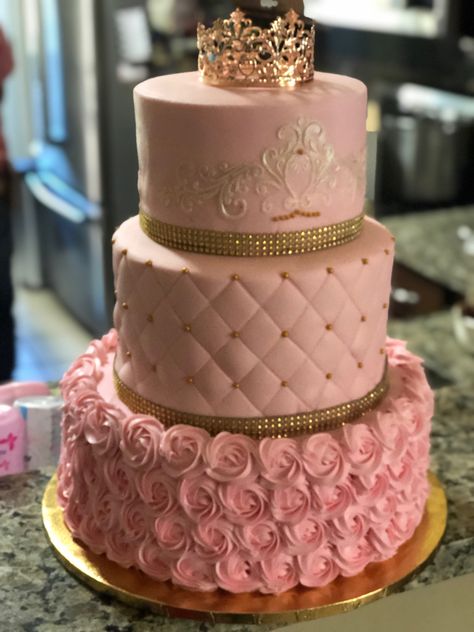 Sweet 16 Princess Cake, Cake Designs Birthday Princess, Beautiful Pink Cake, Rose Gold Princess Cake, 18th Birthday Cake Pink And Gold, Gold Pink Birthday Cake, Pink Xv Cake, Big Bday Cake, Rose Gold 15 Cake