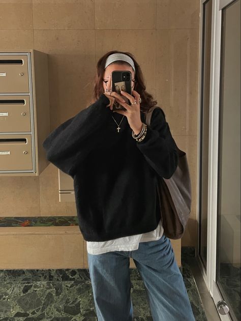 High Waisted Baggy Jeans Outfit Winter, Black Baggie Jeans Outfit, Jeans And Black Sweater Outfit, Brown Longsleeves Outfit, Baggy Black Jeans Outfit Aesthetic, Black Crewneck Outfit, Baggy Black Jeans Outfit, Baggy Jeans Outfit Winter, Baggie Outfit